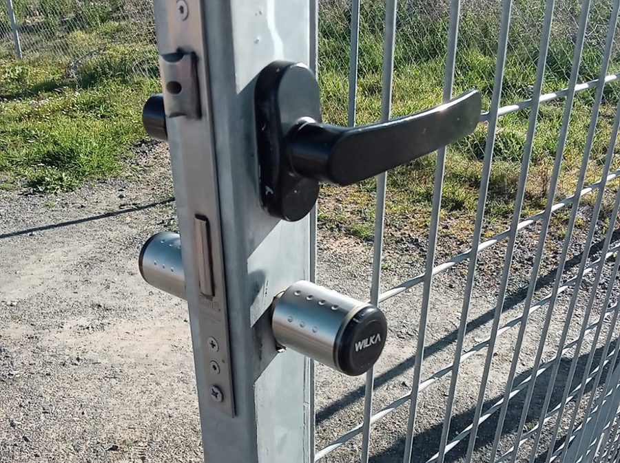 Metalen hekwerkpoort met elektronische WILKA-sluitcilinder