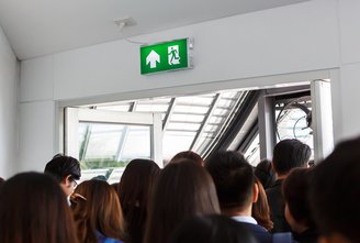 [Translate to Niederländisch:] Notausgangsschilder ermöglichen die schnelle Evakuierung von Personen in Gebäuden und stellen dadurch die Fluchtwegsicherung sicher.