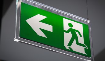 Vluchtdeuren zijn een essentieel onderdeel van vlucht- en reddingsroutes, die het mogelijk moeten maken om een gebouw te verlaten of in noodgevallen toegang te krijgen tot een veilig gebied. 