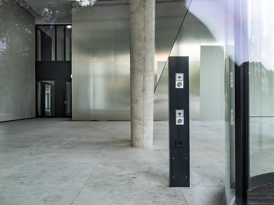 Binnenaanzicht van ONE PLAZA met een lichtovergoten foyer.