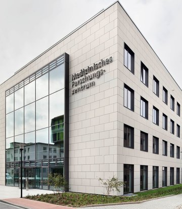Veilige toegangscontrole in het onderzoekscentrum van het academisch ziekenhuis Essen Ongeveer 450 medewerkers hebben toegang tot het onderzoekscentrum van het academisch ziekenhuis van Essen, maar natuurlijk mag niet iedereen overal naar binnen. De gevoelige laboratoriumgebieden mogen bijvoorbeeld alleen worden betreden door een paar geautoriseerde personen.
