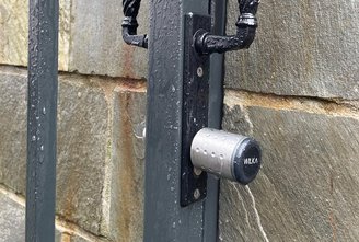 [Translate to Niederländisch:] WILKA Schließzylinder haben sich bereits an Außentüren unter anderem bei Regen, Eis und häufigem Nebel sowie Wassernähe bewiesen.