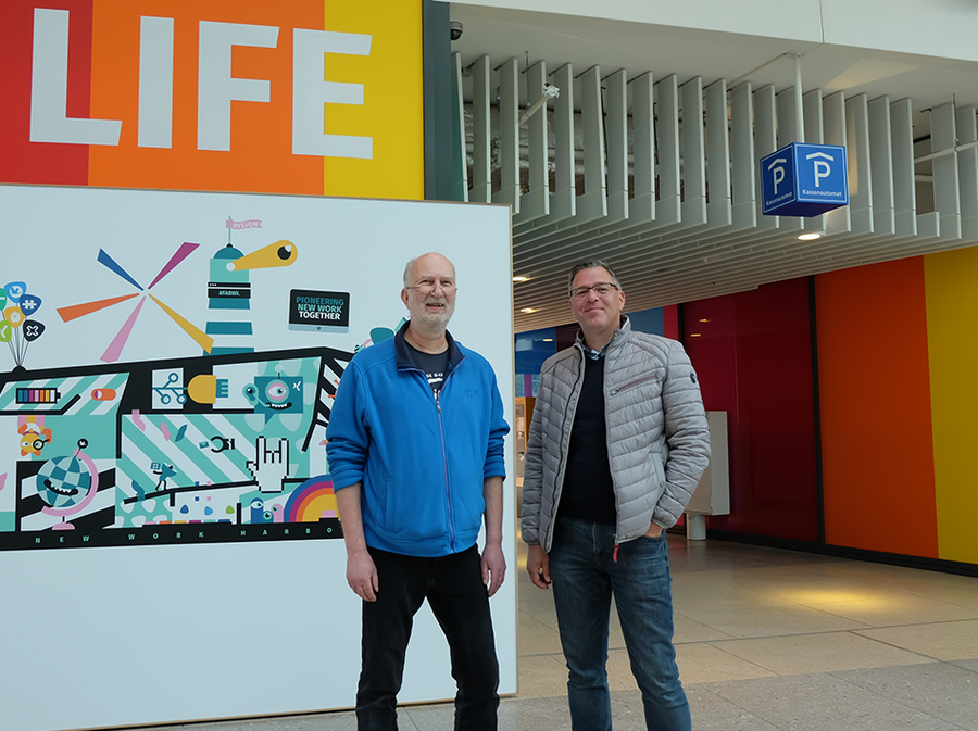 Carsten Heuer, WILKA-dealer, en Marcel Beu van de WILKA-buitendienst in gesprek ter plaatse.