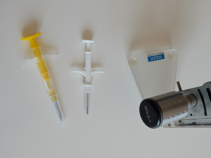 De microchip van digiwell wordt nauwkeurig onder de huid geïmplanteerd.