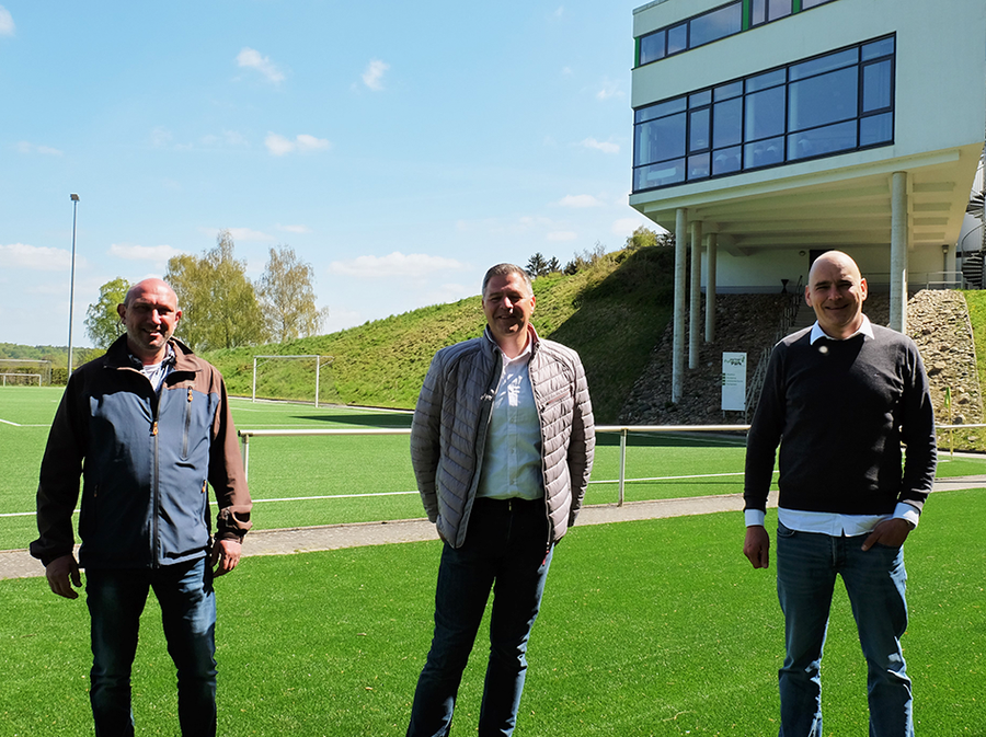 WILKA-dealer Jörg Ehlers, Marcel Beu van WILKA en Sebastian König, commercieel directeur van het Uwe Seeler Fußballpark, in gesprek ter plaatse.