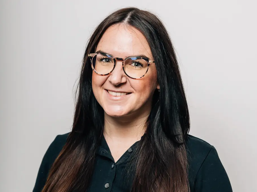 Portret van een medewerkster van Gölzner GmbH.