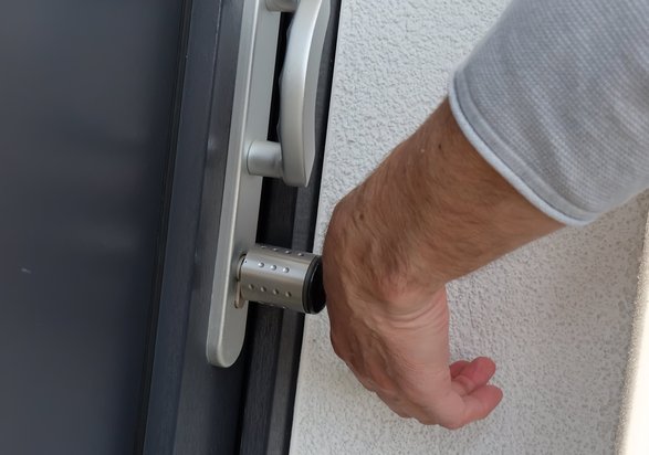 De elektronische WILKA sluitcilinder wordt bediend via een RFID microchip implantaat, een transponder chip die in de hand wordt ingebracht.