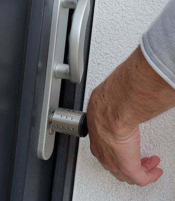 Toegangscontrole via microchip implantaat De elektronische sluitcilinder van WILKA wordt bediend via een microchip die onder de huid wordt geïmplanteerd.