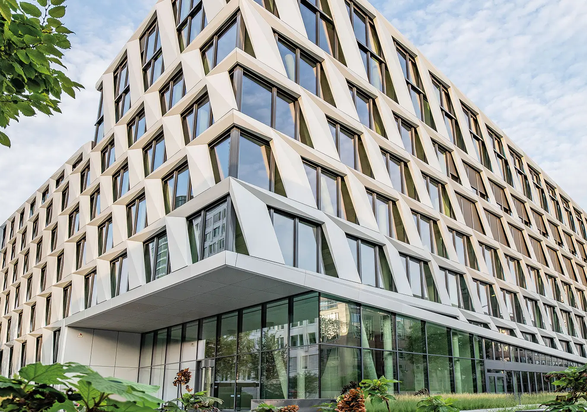 Moderne kantoorgebouwenarchitectuur van het ONE PLAZA-project met een opvallende gevel en grote glaspartijen.